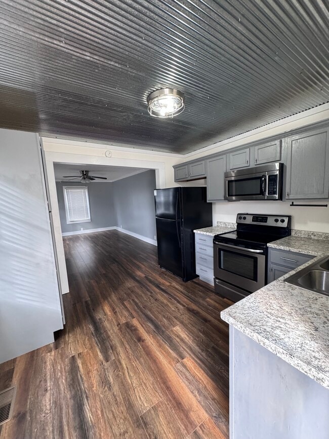 Photo - 1615 N Maple Ave