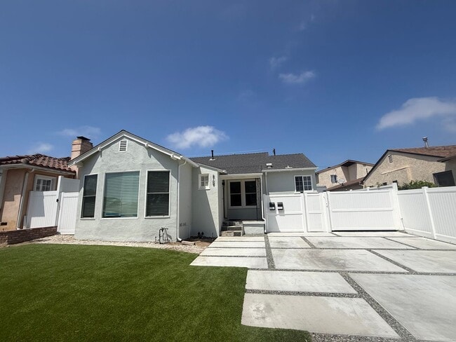 Building Photo - BEAUTIFUL 2 BEDROOM 1 BATH DUPLEX
