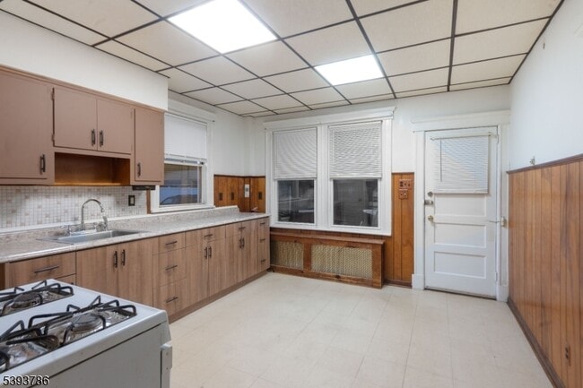 Photo - 76 Planten Ave