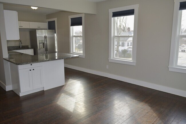 Building Photo - 296 Main St Unit 3A