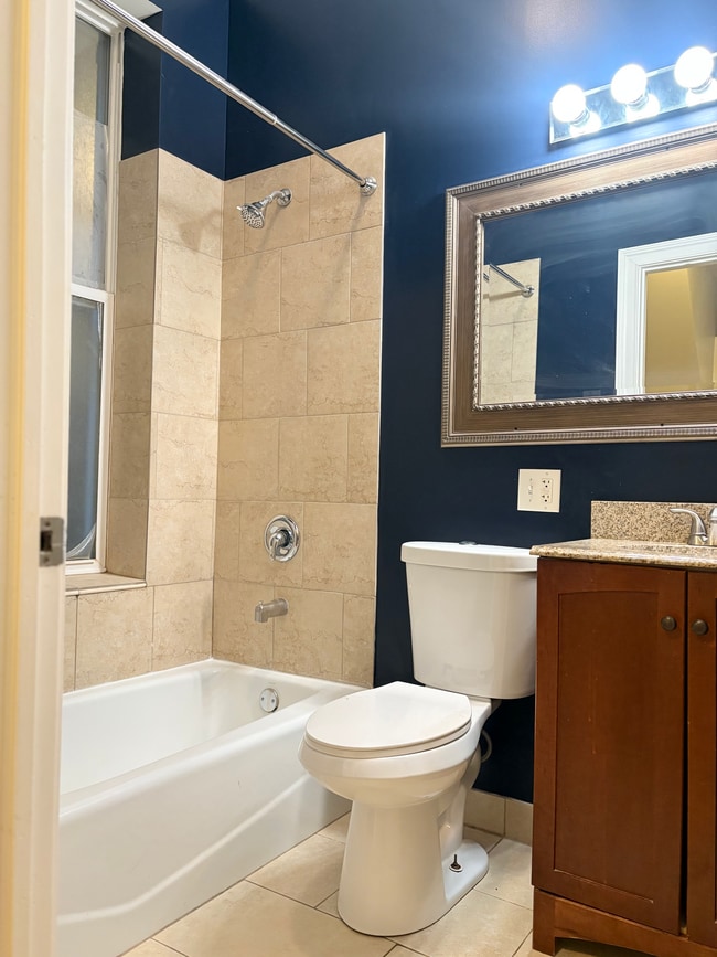 Building Photo - 1846 W 18th St Unit 1F Rental