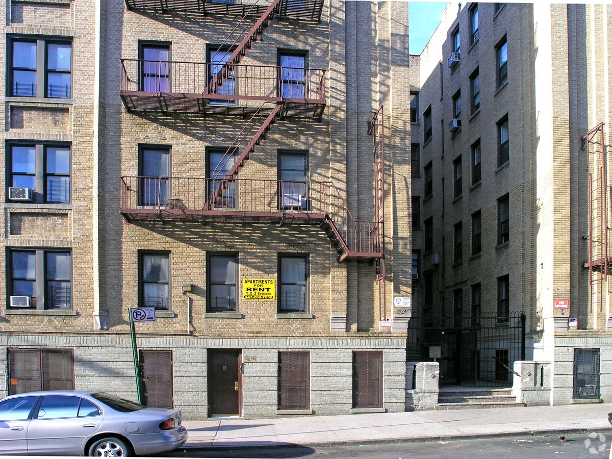 Photo - 1781 Clay Ave