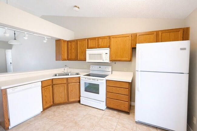 Photo - 2/2 In Hunter's Reserve (Oviedo)  / Water Included Unit 201