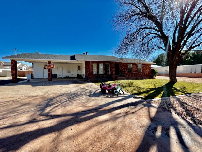 3-BR Duplex with 2-Car Garage in Santa Clara - 3-BR Duplex with 2-Car Garage in Santa Clara House