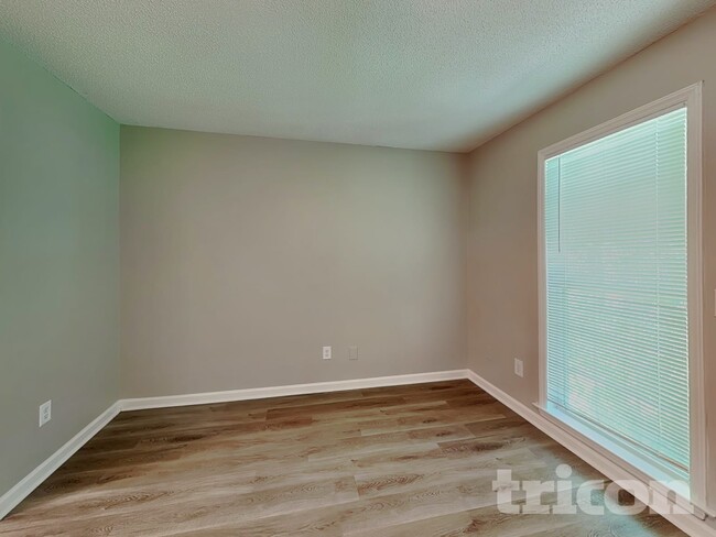 Photo - 4417 Woodlawn Dr