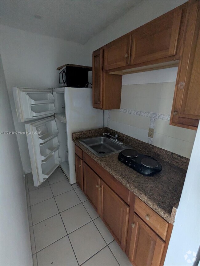 Building Photo - 274 SW 9th St Unit 3 Rental