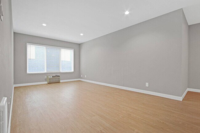 Photo - 1525 Amherst