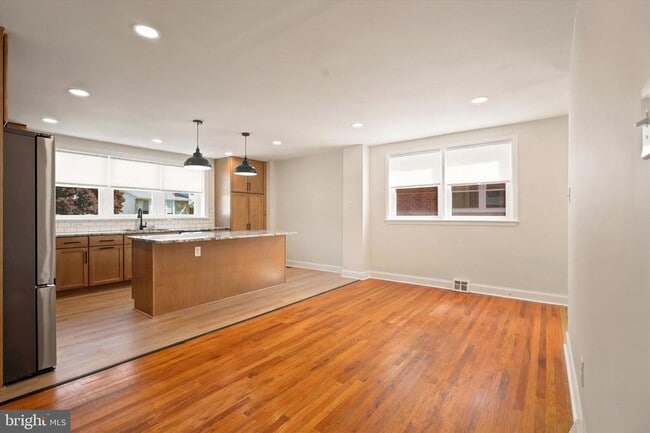 Photo - 668 Renz St