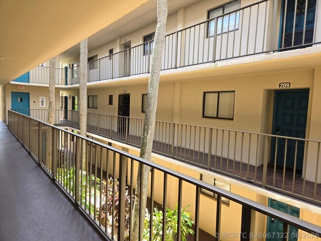 Building Photo - 5190 Las Verdes Cir Unit 209