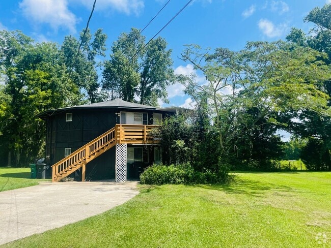Building Photo - Super cool Octagon house near Lake Jackson