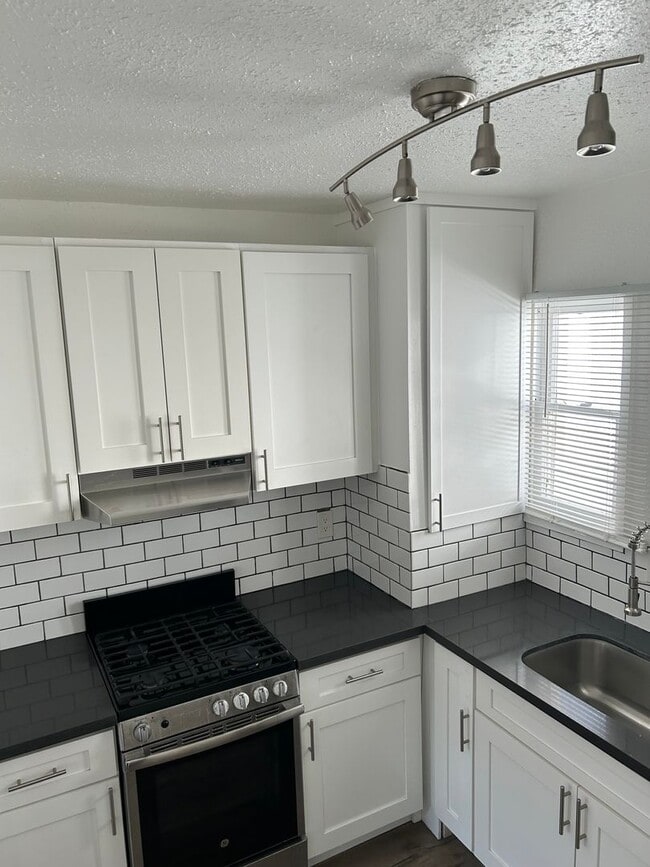 Photo - Evans Apartments