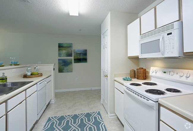 1BR, 1BA - 918 SF Hatteras- Kitchen