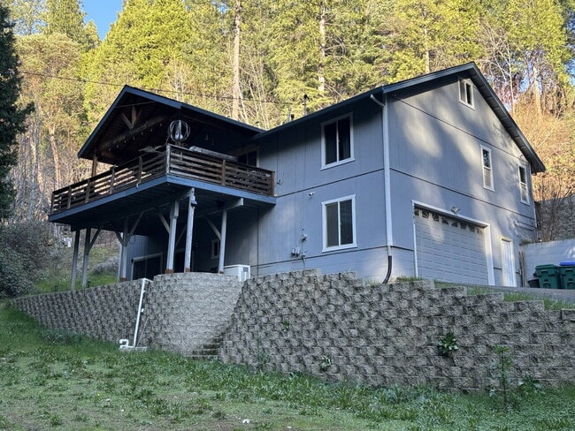 Building Photo - Rare 4-bedroom 3-bath home with studio apartment conveniently located off Starkes Grade Road! Opt...