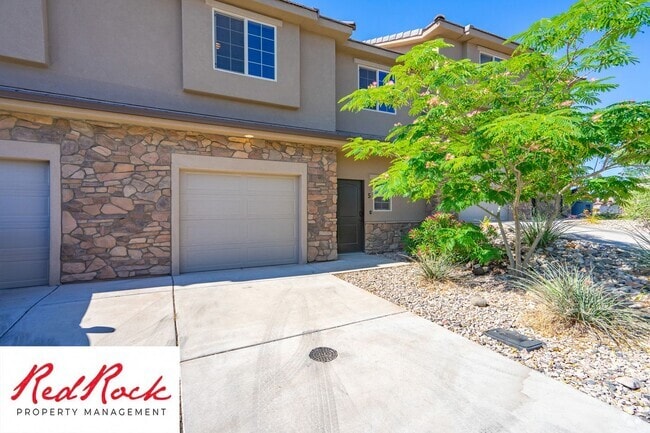 Building Photo - Lovely townhome with Community Pool!