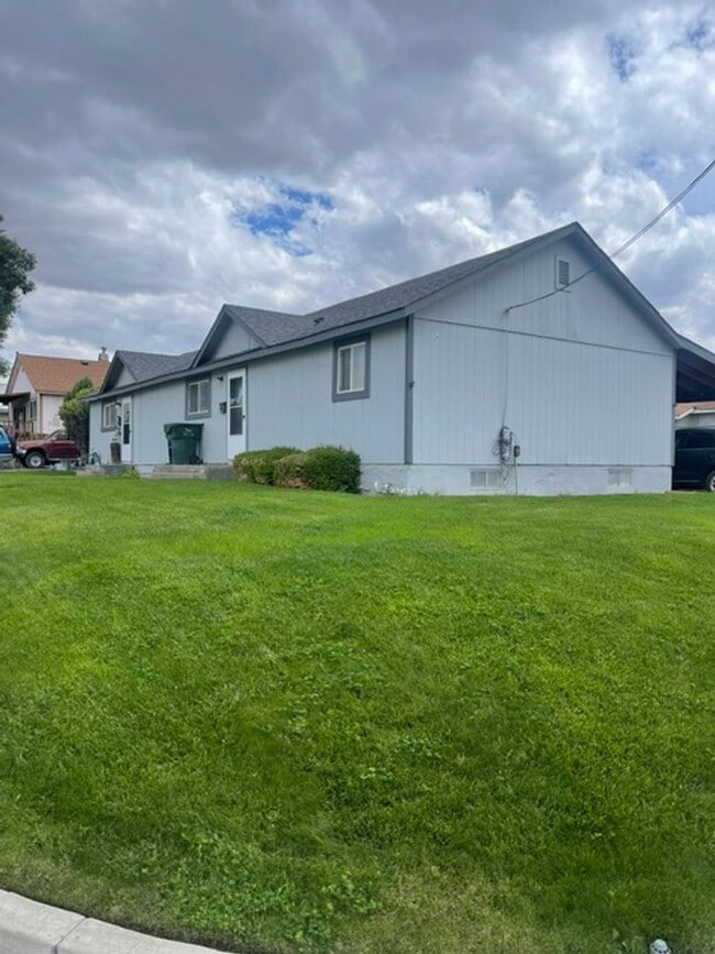 Building Photo - Nice 3 bedroom 2 bathroom apartment.