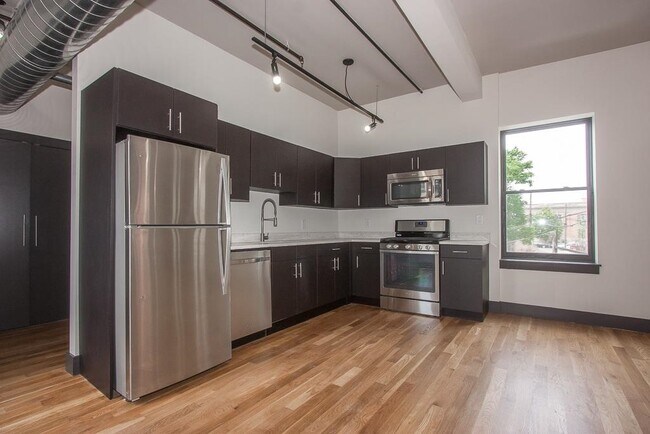 190 Christopher Columbus Dr Unidad 2-R