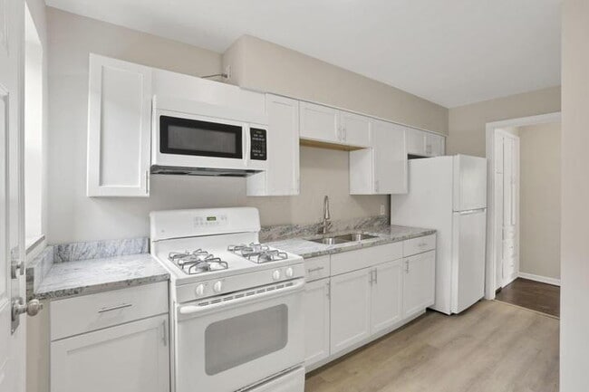 Building Photo - Close to downtown without the price tag. Updated 1BD/1BA with hardwood floors, granite counters, ...