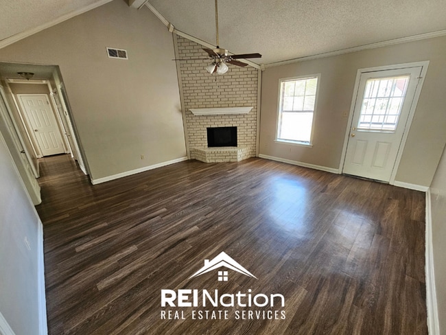 MEMPHIS CHARMER! 3BR/2BA | Vaulted Ceilings & Brick Fireplace | Fenced Yard!