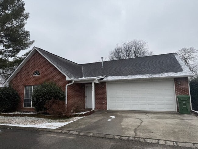 Building Photo - Maryville 37804 - 3 Bedroom, 2 bath, 1 level Maryville City Home - Contact Vicki Everbach (865) 6...