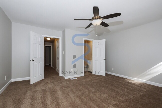 Photo - Move in before December 31st and choose your reward: a $250 Amazon Gift Card or a 55 Smart TV! Unidad C