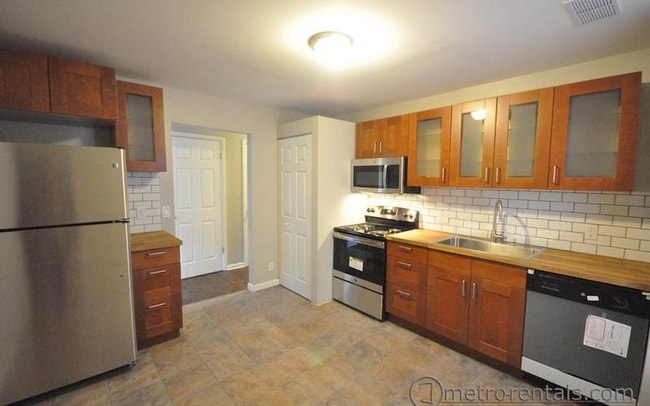 Photo - 452 W 3rd Ave Unidad B