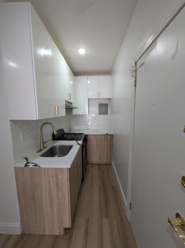 Building Photo - 770 Westside Ave Unit 3