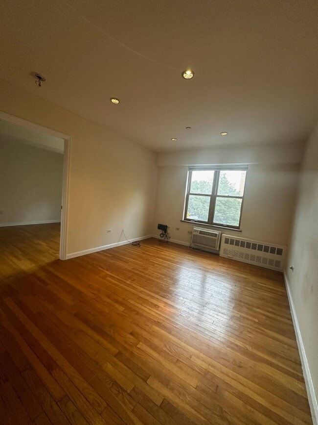 Building Photo - 754 E 6th St Unit 2C Rental