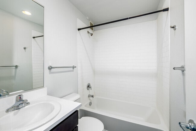 1BR, 1BA - 690SF - Bathroom