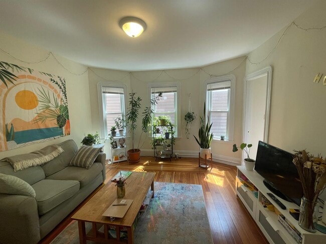Building Photo - 10 Chandler St Unit 2