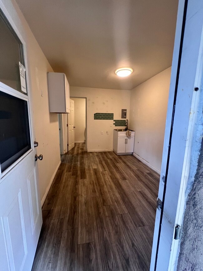 Photo - 1073 Dundas St