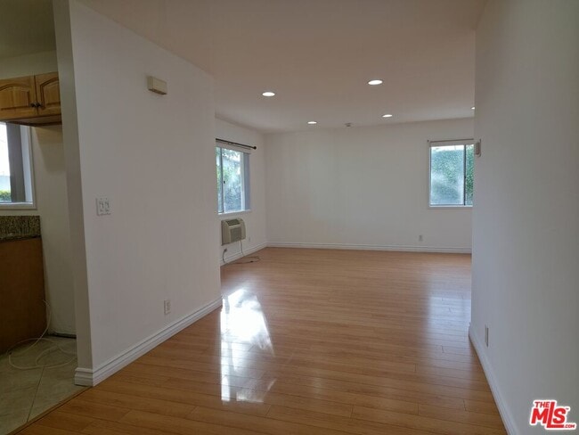 Photo - 2337 W Gramercy Ave Unit 1