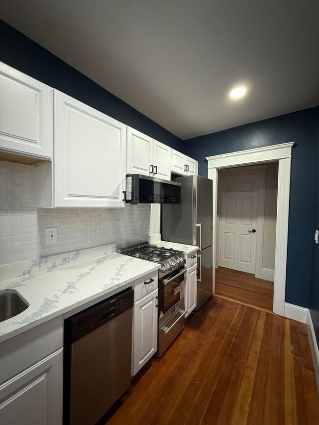 Building Photo - 160 Irving Ave Unit 3C Rental