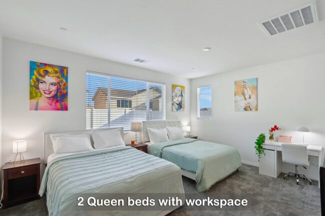 Dos camas queen con un espacio de trabajo dedicado para su comodidad. - 30153 Truckee Cir