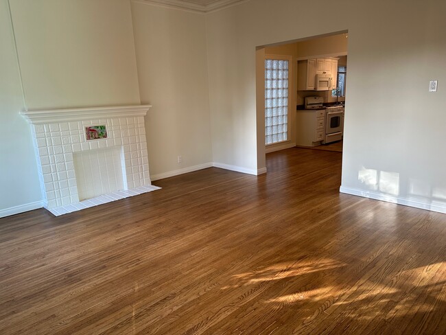 Photo - 537 N Windsor Blvd Unit Larchmont Village Apt.