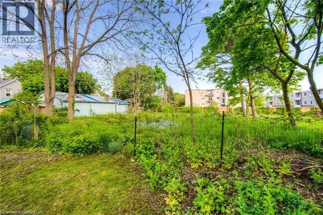 Photo - 332 Queen St W