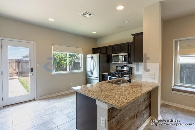 Photo - 215 Friendship Oak Dr