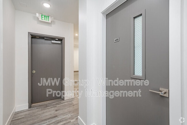 Building Photo - 1709 Harbor Ave SW Unit 400 Rental