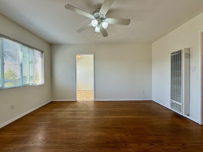 Photo - CORNER Upstairs Unit Within Small Gated Community! COMPLIMENTARY Shared Laundry! Spacious Floorplan! Unidad 3753 Herman Ave