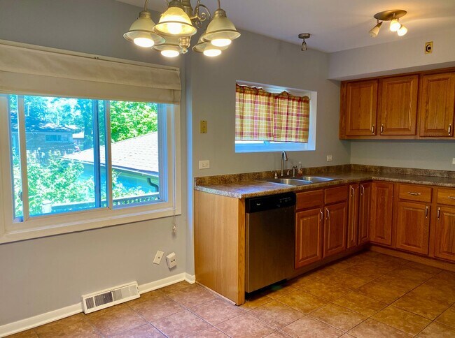 Photo - Cozy 3 bedroom 1.5 Bathroom Townhouse! Hardwood Throughout! Parking Included In Rent! Available f...