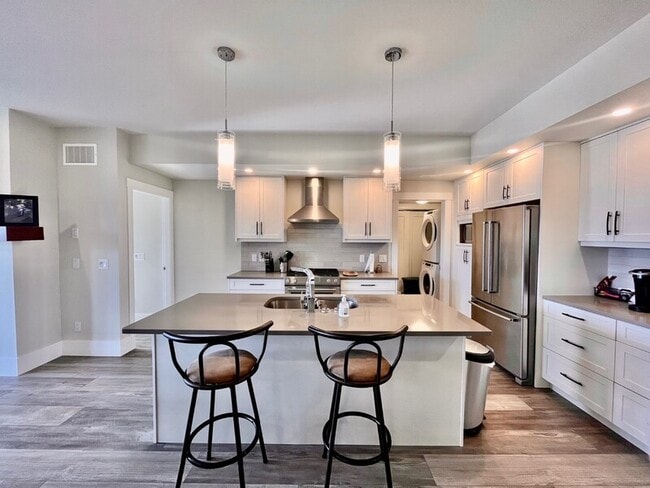 Photo - 4000-4000 Redstone Cres