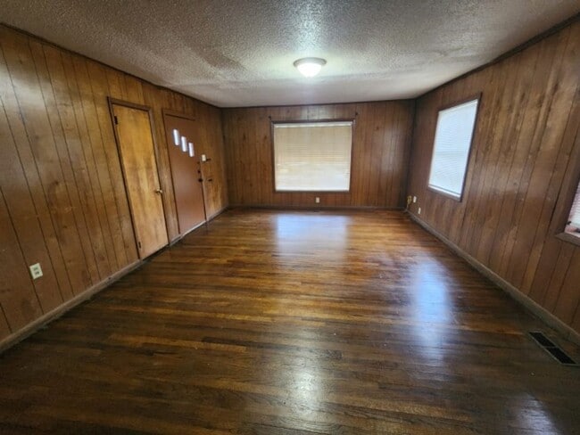 Photo - 813 W 37th St