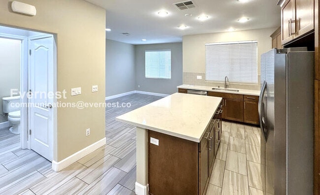 Photo - 428 Whistler Pl