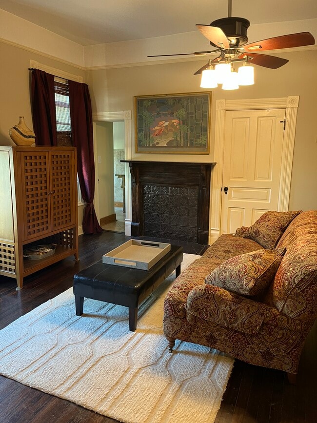 Photo - 147 E Chestnut St Unit 4