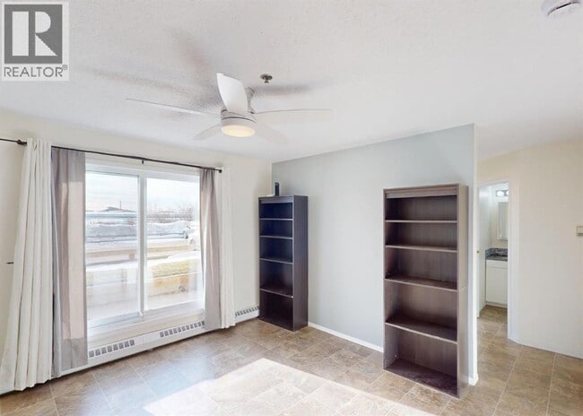 Photo - 10405-10499 99 St