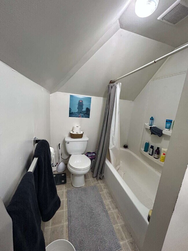 Photo - Walk to WWU & Downtown Bellingham from Prime Chestnut St Location