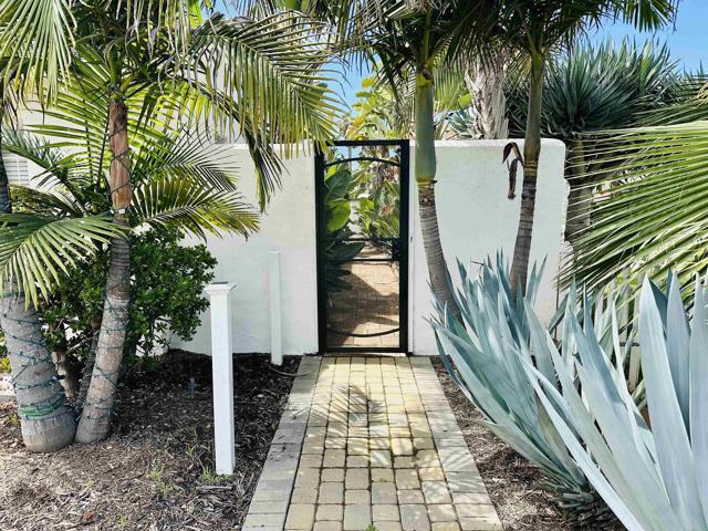 Building Photo - 705 N Ditmar St