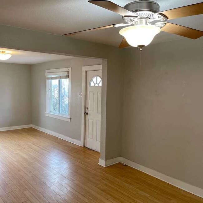 Photo - 3 Bed & 1 Bath House in Englewood / Available soon!