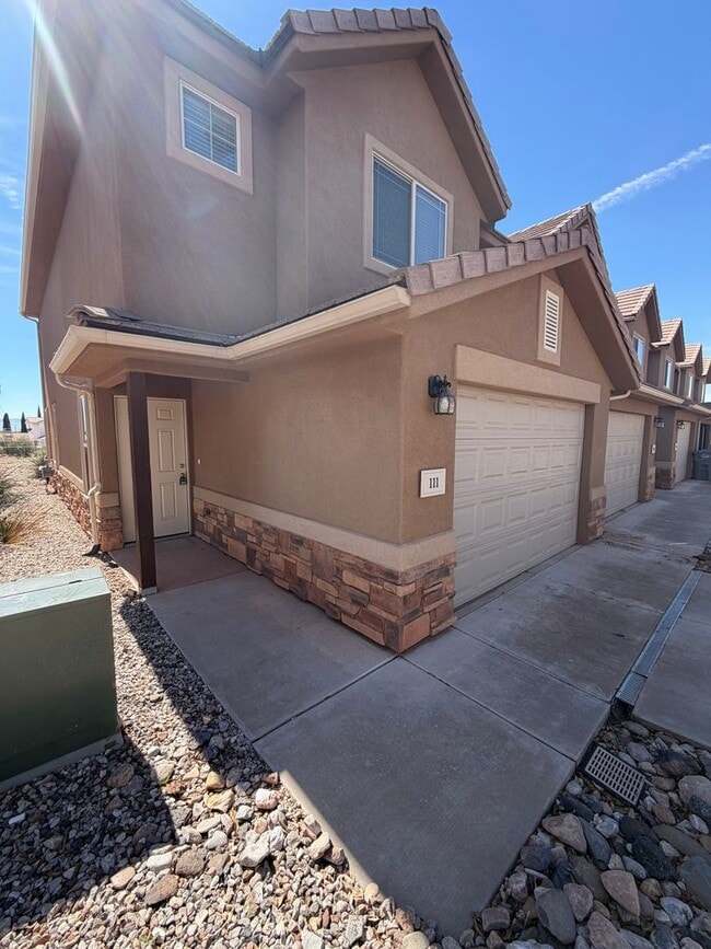 Building Photo - Remodeled 3 Bed / 2.5 Bath Townhome in Great Location