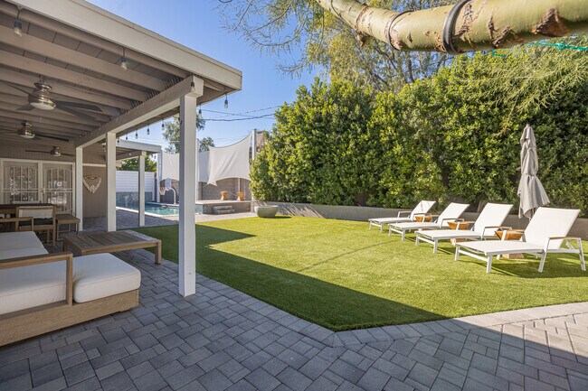 Rare in 85014:Private backyard oasis with sparkling pool and covered furnished patio - 6136 N 9th St