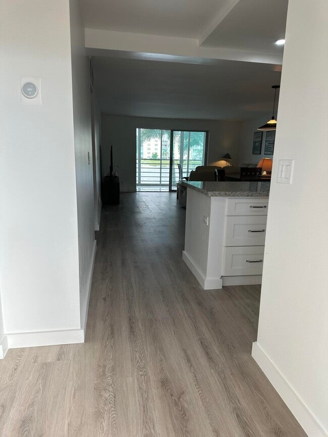 Building Photo - 141 SE 3rd Ave Unit 203